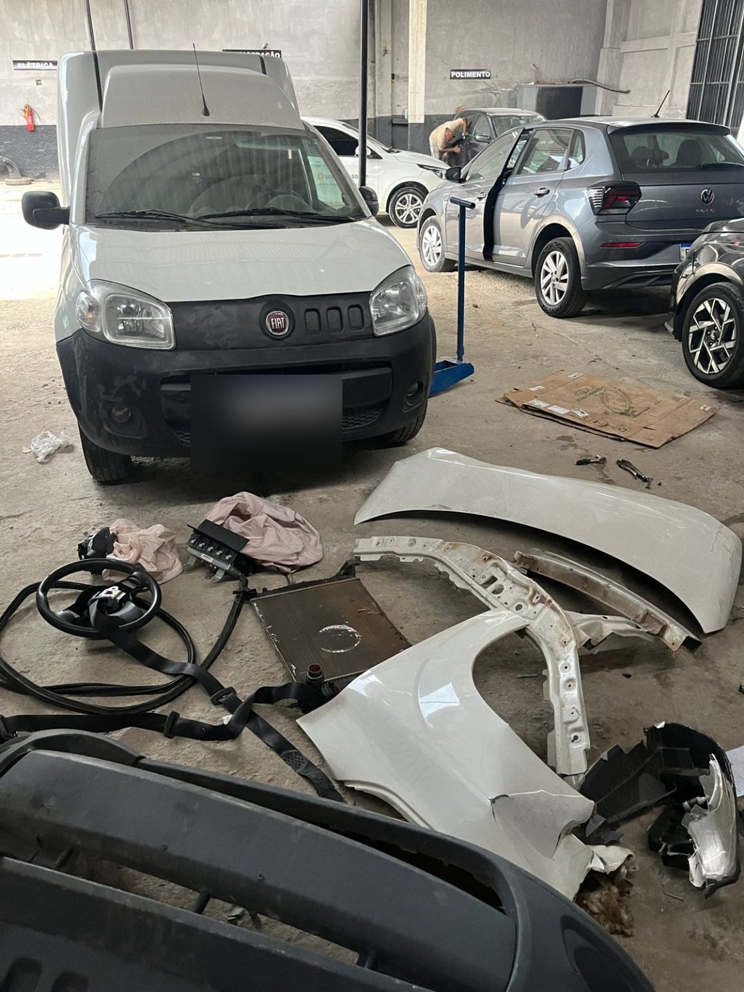 Veículos em manutenção e preparação na oficina da D3M CAR