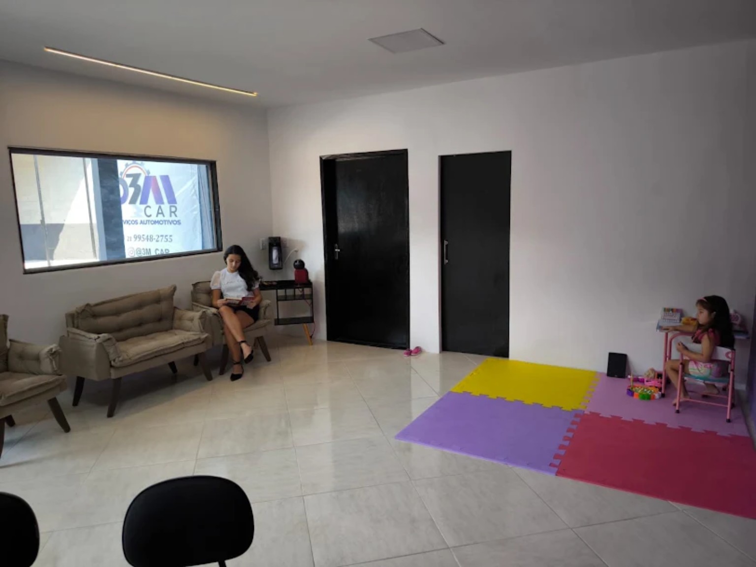 Recepção da D3M CAR com sofás, espaço amplo e área kids
